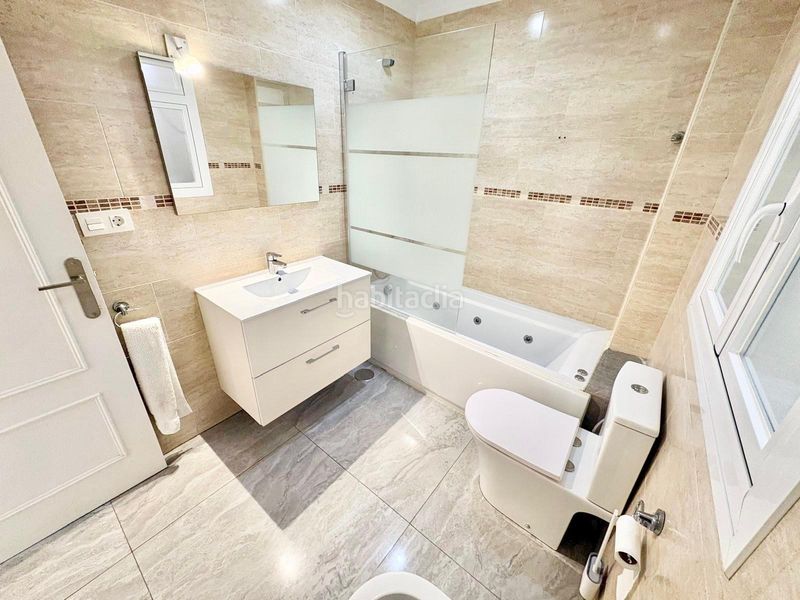 Foto 50fa38d5-fab9-481e-9619-49e4d7998ff8. Casa adossada amb calefacció aparcament a Centro Salobreña
