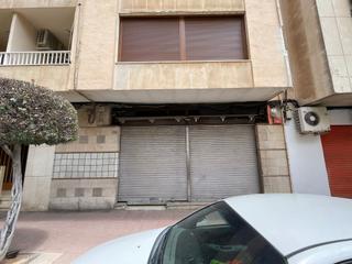 Local Comercial a Avinguda del cedre 41. Local comercial centrico con mucha fachada que da a tres calles