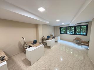 Miete Büro in Carrer de ricard catala abad 25. Oficina en alquiler