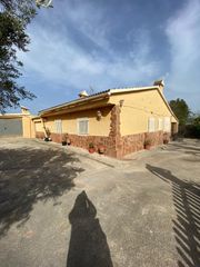 Chalet in Calle aragón 1. Chalet independiente con piscina en gran parcela de suelo urbano