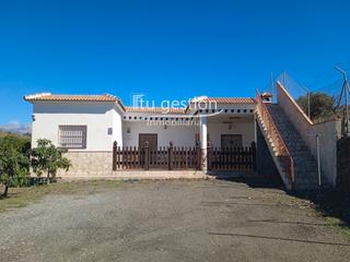 Chalet en Almayate Bajo. Magnífica vivienda independiente con piscina y huerto ecológico