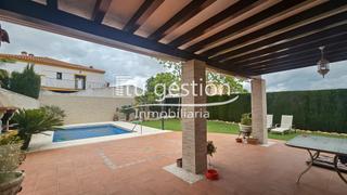 Maison jumelée à Centro. Precioso pareado con piscina y 2 plazas de aparcamiento en ronda
