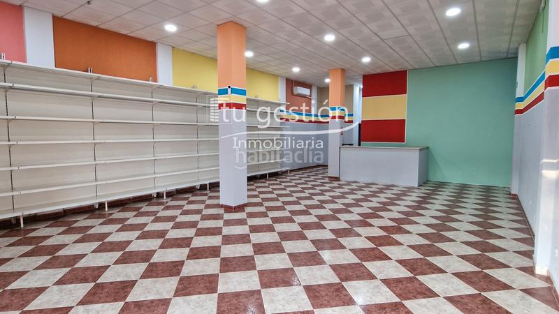 Foto 6474eec1-ac04-42d0-baa1-55cba3db791c. Alquiler local comercial local con terraza en centro comercial los cipreses, Calahonda málaga. en Mijas