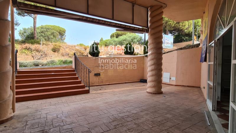 Foto e50e0ae7-fd7b-4a7f-a5b3-ea0e8026e240. Alquiler local comercial local con terraza en centro comercial los cipreses, Calahonda málaga. en Mijas