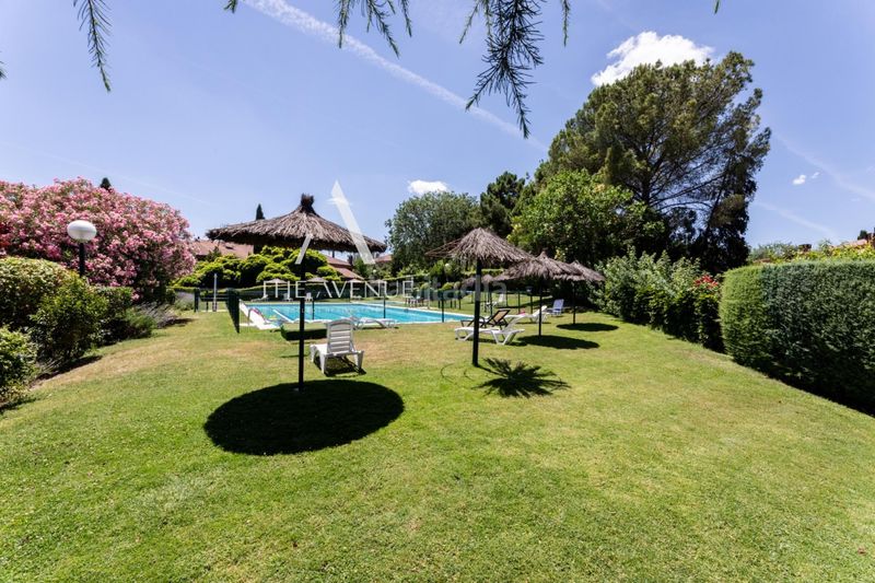 Foto 256a3897-88e9-4b59-b938-25de0a80dd84. Casa aparellada amb calefacció aparcament piscina a Boadilla del Monte