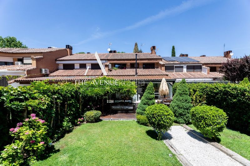 Foto 5f9da432-5dce-498f-b2e6-d8e0472cf380. Casa aparellada amb calefacció aparcament piscina a Boadilla del Monte