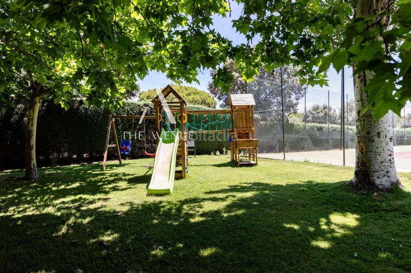 Foto b1a12263-65c2-4b22-af57-4a2f8a2237d8. Casa aparellada amb calefacció aparcament piscina a Boadilla del Monte