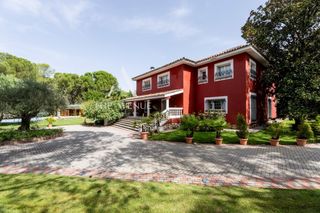 Xalet  Avenida lomas. Chalet independiente en la zona más emblemática de las lomas