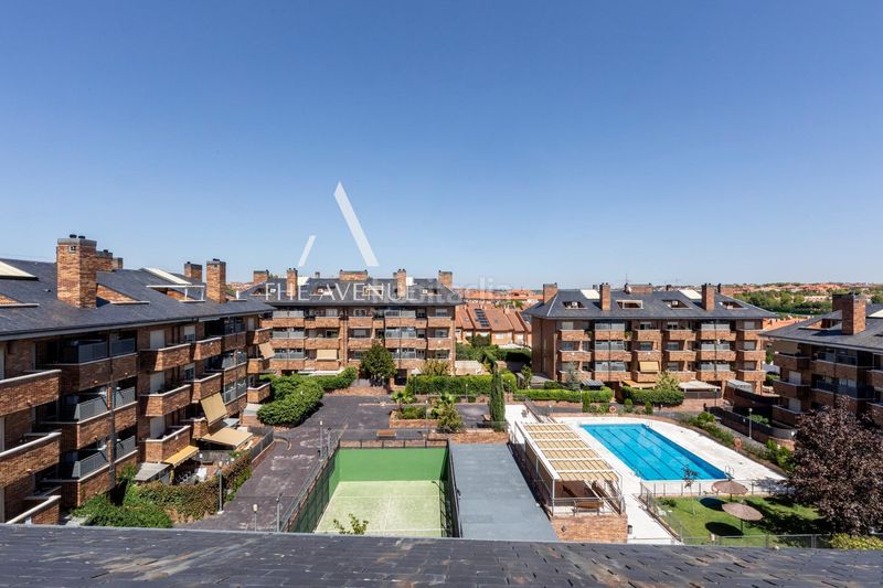 Foto d62a95f8-4d8c-4321-bbc8-f4bf50833419. Àtic amb calefacció aparcament piscina a Sector B Boadilla del Monte