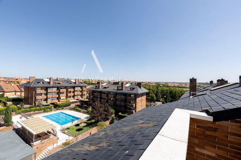 Foto d99bdbff-556f-49bc-bddb-86021456c1cf. Àtic amb calefacció aparcament piscina a Sector B Boadilla del Monte
