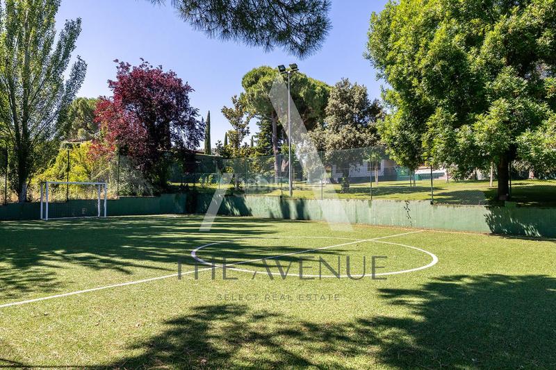 Foto c0a53dfd-58f6-45e4-a27a-27d778a0f921. Terreno residencial excepcional parcela en la prestigiosa urbanización montepríncipe madrid en Boadilla del Monte