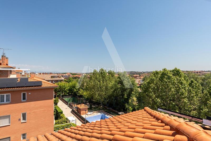 Foto 0767e814-7c52-4e31-9d8f-06c0724829eb. Àtic amb calefacció aparcament piscina a Sector B Boadilla del Monte