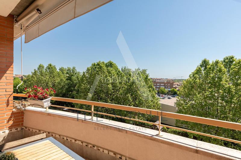 Foto 5c5c65a5-85e8-4a59-a04b-6dbe662f218c. Àtic amb calefacció aparcament piscina a Sector B Boadilla del Monte