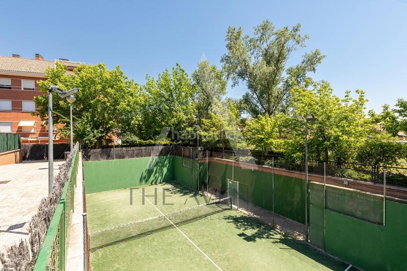 Foto 8de7c735-f718-4ec4-98ac-5e40d889b72d. Àtic amb calefacció aparcament piscina a Sector B Boadilla del Monte