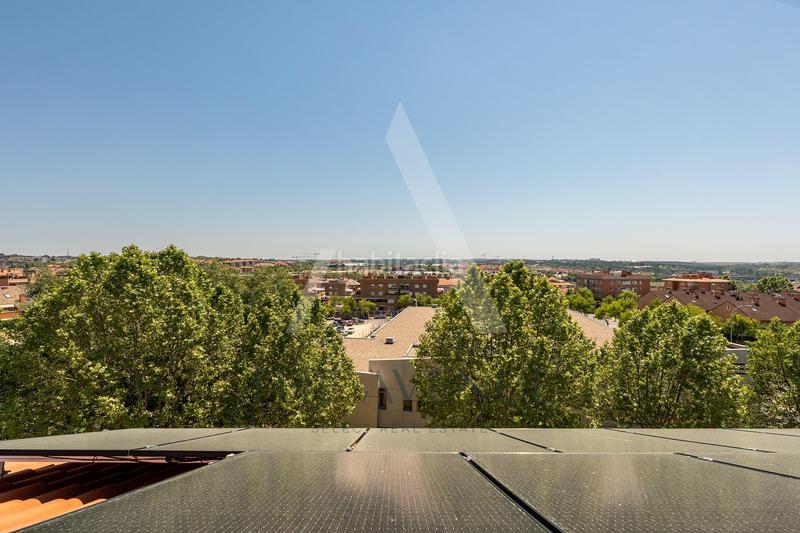 Foto a1aa0974-8793-4745-8f65-4d8cd71b8d2c. Àtic amb calefacció aparcament piscina a Sector B Boadilla del Monte