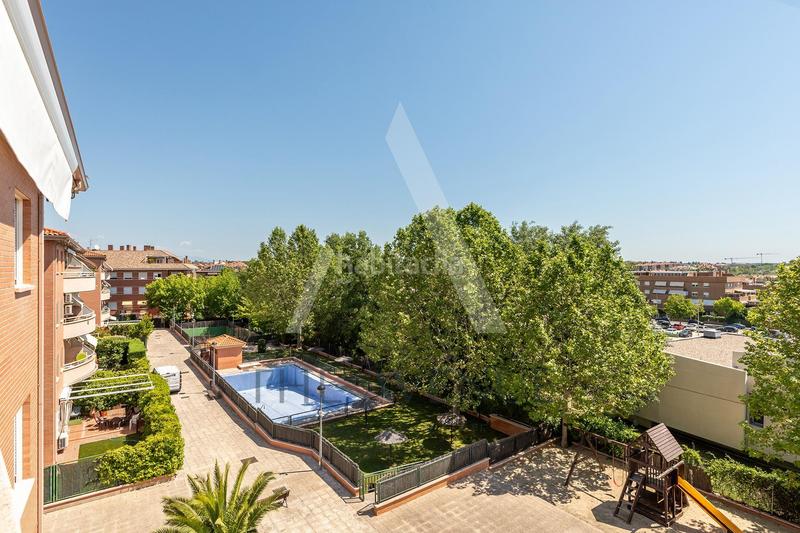 Foto de183f03-a540-42a2-b092-4450bf1667b7. Àtic amb calefacció aparcament piscina a Sector B Boadilla del Monte