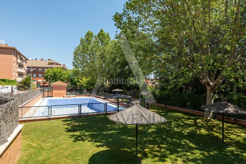 Foto e283922a-c553-495b-89bc-b76a6d5f3a5b. Àtic amb calefacció aparcament piscina a Sector B Boadilla del Monte