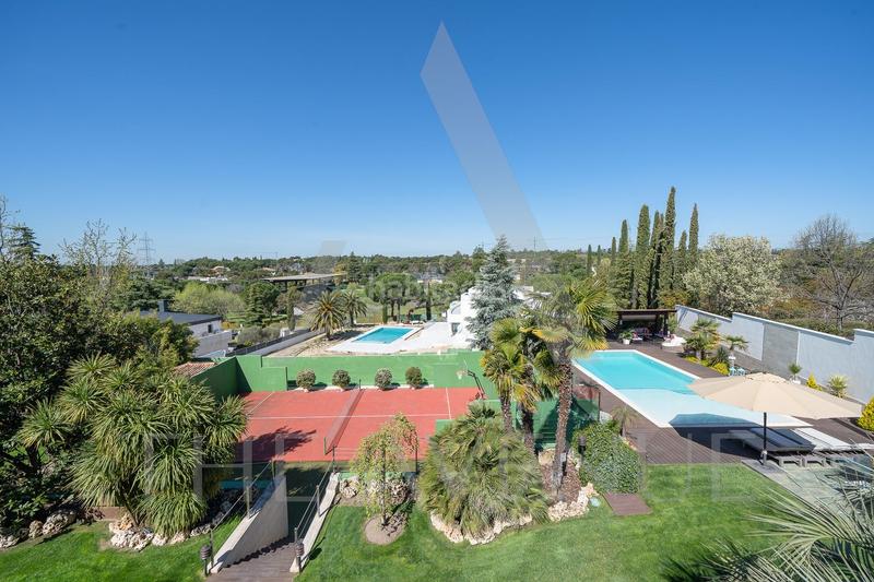 Foto 7c2c9686-0247-4fdc-bfe9-cabe9c650b1f. Chalet with parking in Las Lomas Boadilla del Monte