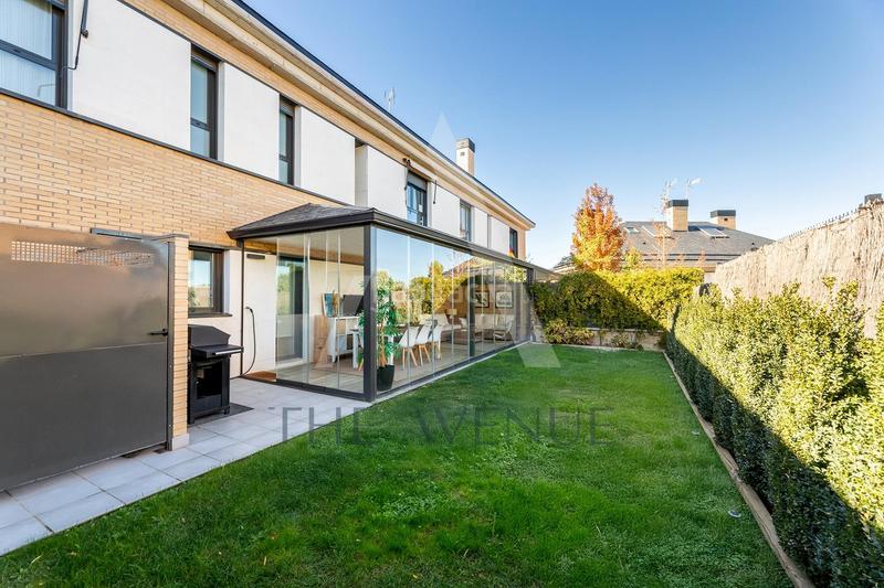 Foto 0e27409e-37f2-4c85-a11a-8e86db1670d8. Reihenhaus mit heizung parking pool in Los Satélites-Roza Martín Majadahonda