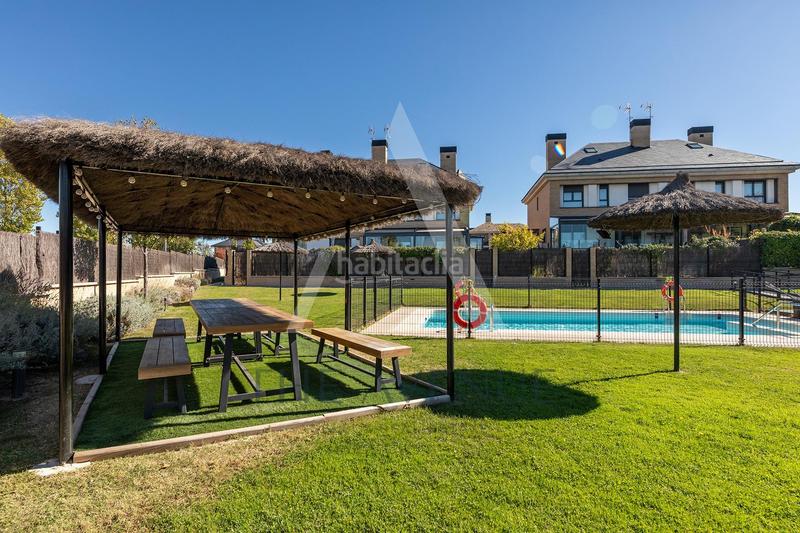 Foto 2951ec39-0e8e-436b-a88b-de517bfc896c. Reihenhaus mit heizung parking pool in Los Satélites-Roza Martín Majadahonda