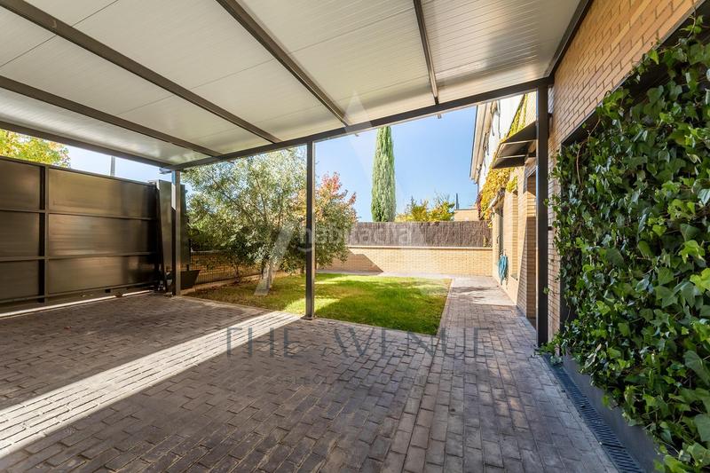 Foto 33976c3e-89dc-4fa3-bfa2-e6ea0809959c. Reihenhaus mit heizung parking pool in Los Satélites-Roza Martín Majadahonda