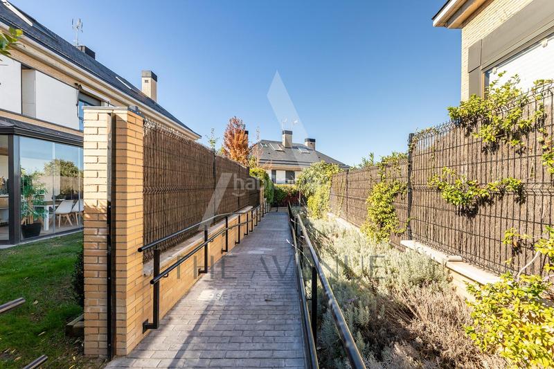 Foto 7f71d36e-6503-4398-9ae8-8224b05492a2. Reihenhaus mit heizung parking pool in Los Satélites-Roza Martín Majadahonda