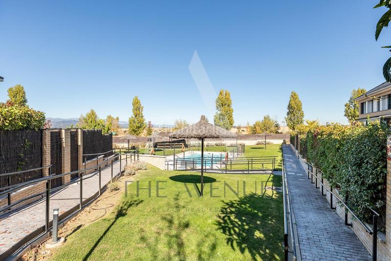 Foto a6089485-8c7d-49ff-b72a-cef1c0accd40. Reihenhaus mit heizung parking pool in Los Satélites-Roza Martín Majadahonda