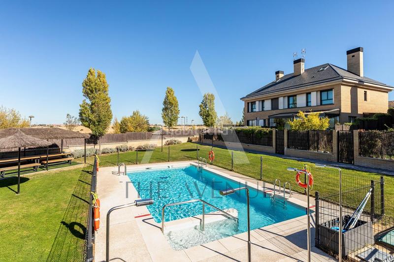 Foto d3814be1-e96a-4895-b2ad-d47eacf85b10. Reihenhaus mit heizung parking pool in Los Satélites-Roza Martín Majadahonda