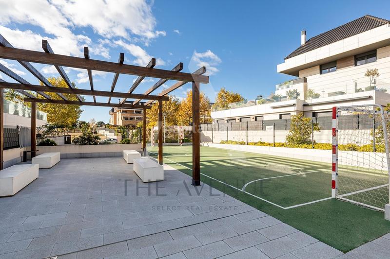 Foto 4e3d19bf-7812-42e8-9827-6ad0128ad57e. Duplex avec parking dans Valenoso Boadilla del Monte