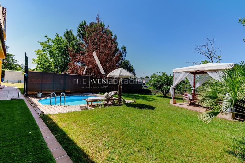 Foto 065e3619-21ff-4322-97a8-e6ce172c3b74. Chalet con parcheggio in El Bosque Villaviciosa de Odón