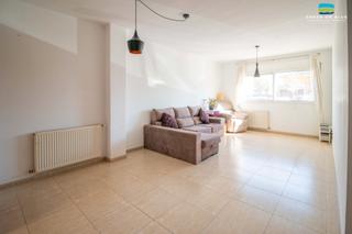 Appartement dans Peralada. Piso de planta baja en excelente condicin, con patio