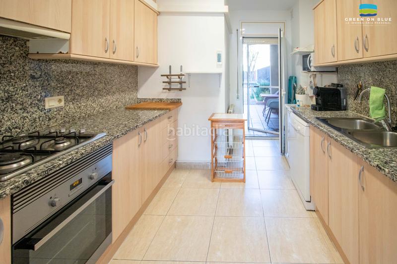 Foto a1b1c056-f8af-43c2-8517-21017604a01a. Piso  de planta baja en excelente condición, con patio en Peralada