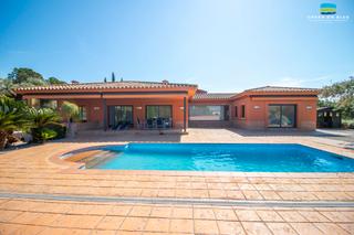 Casa a Peralada. Exclusiva casa en venta ubicada en el residencial golf de perala