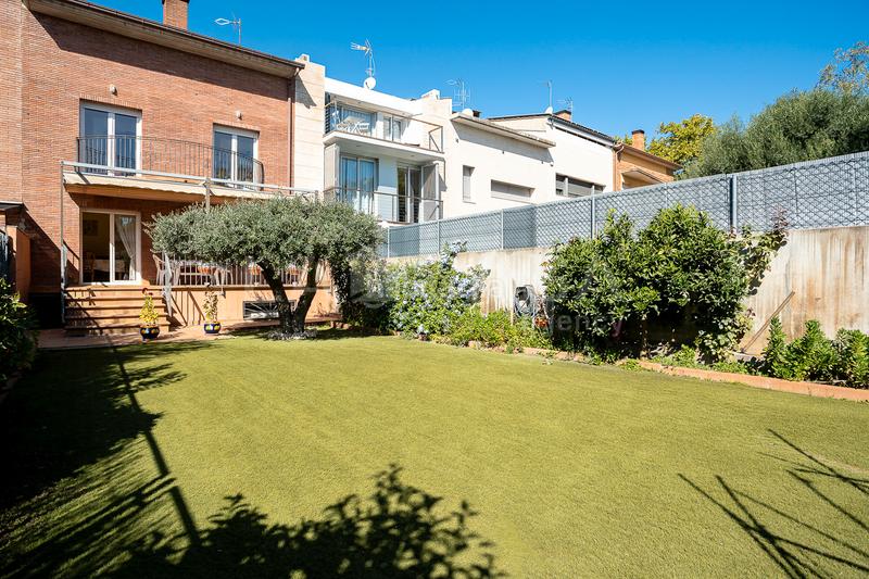 Foto f1fdee5d-7046-45f9-9927-11f6a0a06990. Casa adossada amb aparcament a Font Verda Granollers