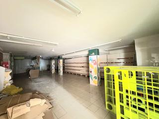 Local Comercial a Sant Ildefons. Fantástico local en inmejorable zona de cornellà a pocos pasos d