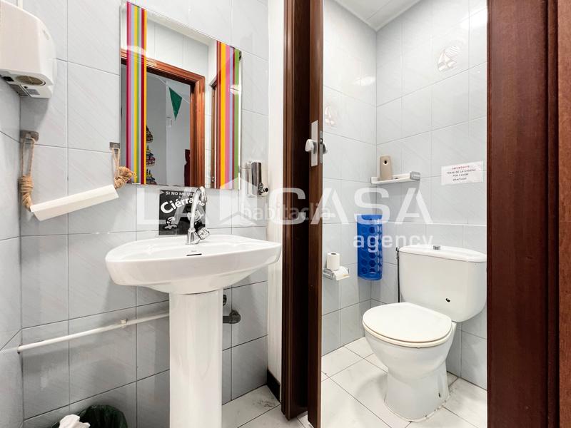 Foto 98a89540-fd40-485b-bc14-6e7f8d3acdeb. Planta baja amplia planta baja con patio privado, de 2 plantas, 2 baños, 3 habitaciones y en inmejorable zona!!! en Badalona