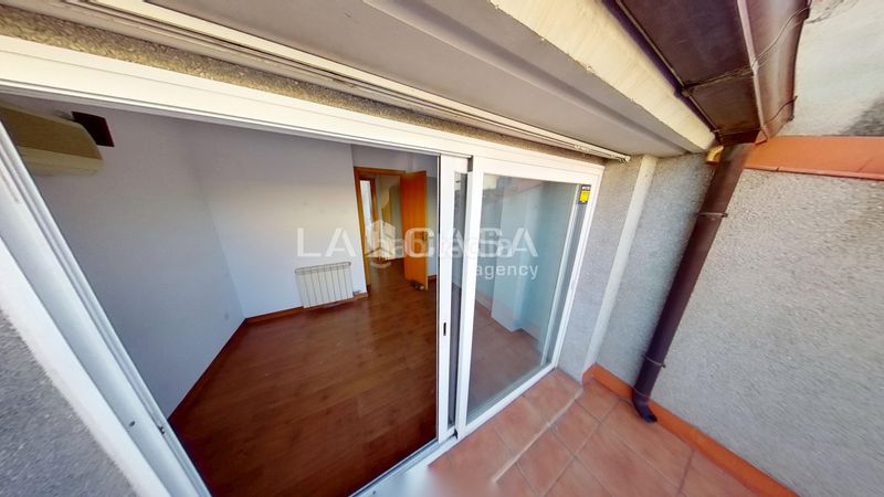 Foto 4bc35dbf-6b5c-4dfe-925b-e00276bf63f6. Àtic amb calefacció aparcament a Can Rull Sabadell