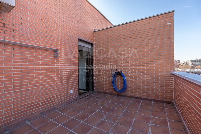 Foto 1d405d92-fb13-4635-96c1-79fdb9011686. Àtic amb calefacció aparcament a Legazpi Madrid