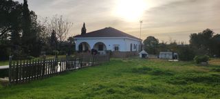 Chalet en Carmona. Gran oportunidad en inmejorable zona!!!