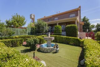 Casa bifamiliare in Serranillos del Valle. Gran oportunidad!