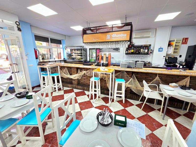 Foto 102c48bd-900f-4399-9c60-55f9d91c44e4. Alquiler local comercial traspaso restaurante freiduría en colonia santa inés en Málaga