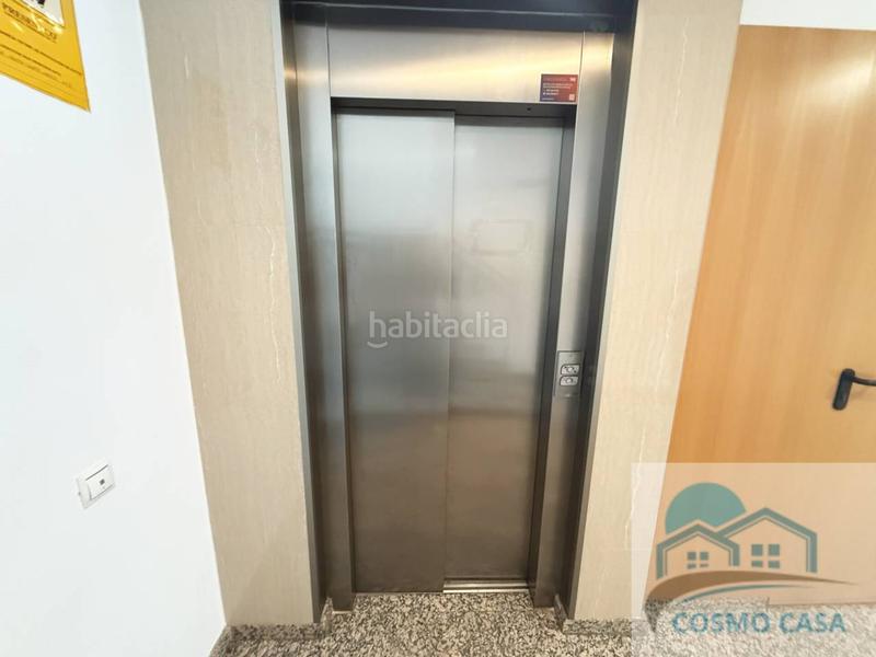 Foto 05bba764-8ac4-4910-8288-f240b5080c42. Piso  con terraza soleada, piscina en ático y parking en pleno centro en Cambrils