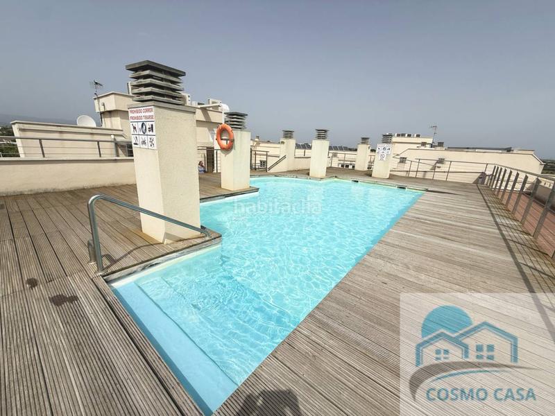 Foto 4d8ba63c-19ad-492b-b7a7-6f5a497f743c. Piso  con terraza soleada, piscina en ático y parking en pleno centro en Cambrils
