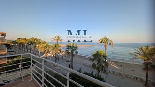 Casa adossada a De les gavines 1. Casa adosada esquinera en primera linea de mar de vilanova i la