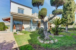 Casa  País de gales. Chalet independiente con jardin , piscina y vistas al mar