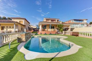 Maison  Montgrí. Exclusiva casa de diseño con jardín y piscina en mas den serra