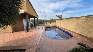 Casa  De l´arboç. Chalet independiente con jardin y piscina  en corral den cona de
