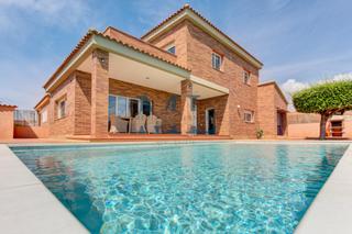 Casa  D'europa. Chalet independiente con jardin y piscina de cubelles