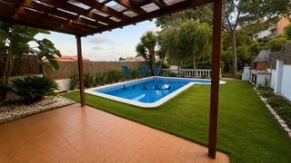 Casa in Mas Trader-Corral d´En Tort-Corral d´En Cona. Chalet independiente con piscina en mas trader i de cubelles