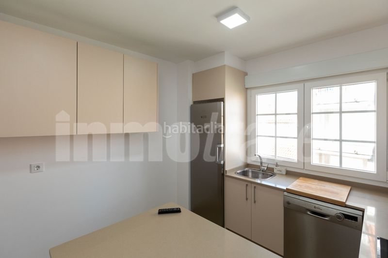 Foto d4327e87-9046-432f-a7e3-b7c5126fe106. Alquiler piso en rua areal 22 piso de verano de 4 dormitorios al lado de la playa en portonovo en Sanxenxo